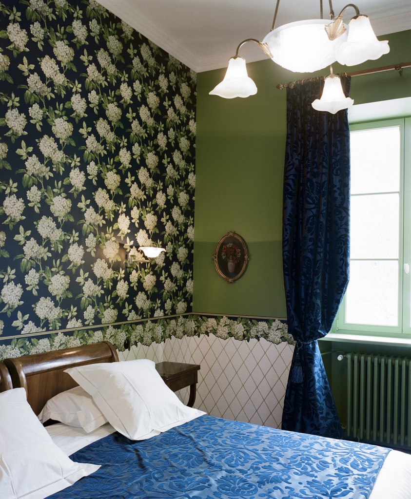 Chambre Charles Ritz Bleue le lit kingsize et le radiateur - Hotel Chez Gervais Chenecey