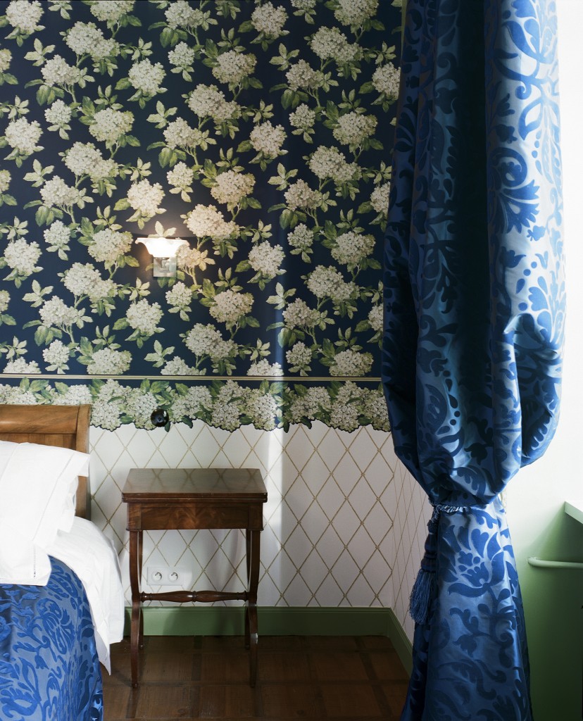 Chambre Charles Ritz Bleue le lit kingsize et la table de nuit d'époque - Hotel Chez Gervais Chenecey