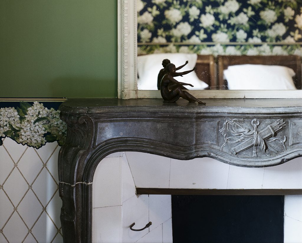 Chambre Charles Ritz Bleue cheminé en marbre - Hotel Chez Gervais Chenecey