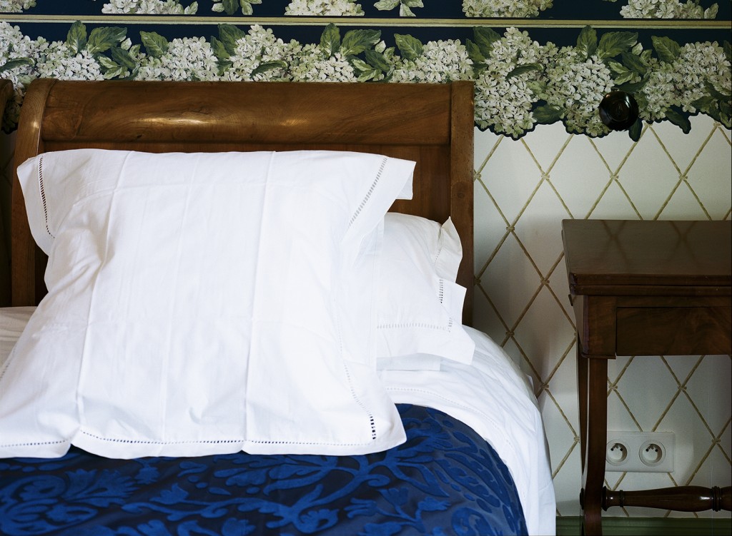 Chambre Charles Ritz Bleue le lit kingsize- Hotel Chez Gervais Chenecey