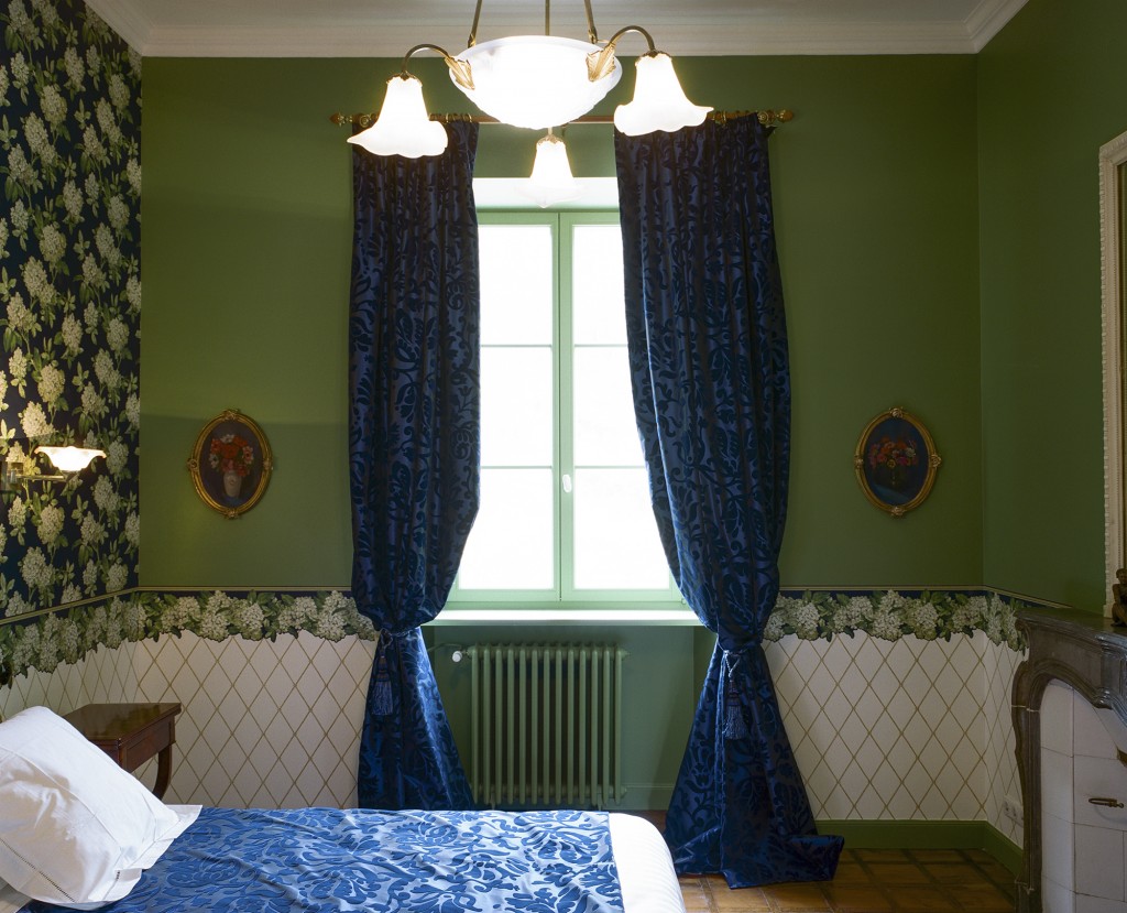 Chambre Charles Ritz Bleue le lit kingsize et la fenêtre - Hotel Chez Gervais Chenecey