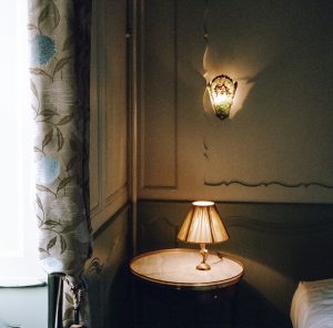 Chambre du Marquis - fenêtre et table de nuit - Hotel Chez Gervais Chenecey